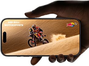 يد تحمل iPhone&nbsp;17&nbsp;Pro،‏ [NDA]، في الوضع الأفقي، فيديو معروض على شاشة تغطي الواجهة بالكامل يوضح عمر البطارية