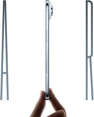 إصبعا الإبهام والسبابة يمسكان بجهاز iPhone&nbsp;Air، الجزء الجانبي الخارجي، لون أزرق سماوي، تصميم نحيف للغاية، نظام كاميرا Fusion، الأزرار: الزر الجانبي، وزر التحكم في الكاميرا